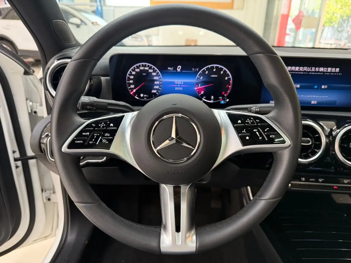 Mercedes-Benz A-Class 2023 модельного года, A 180 L