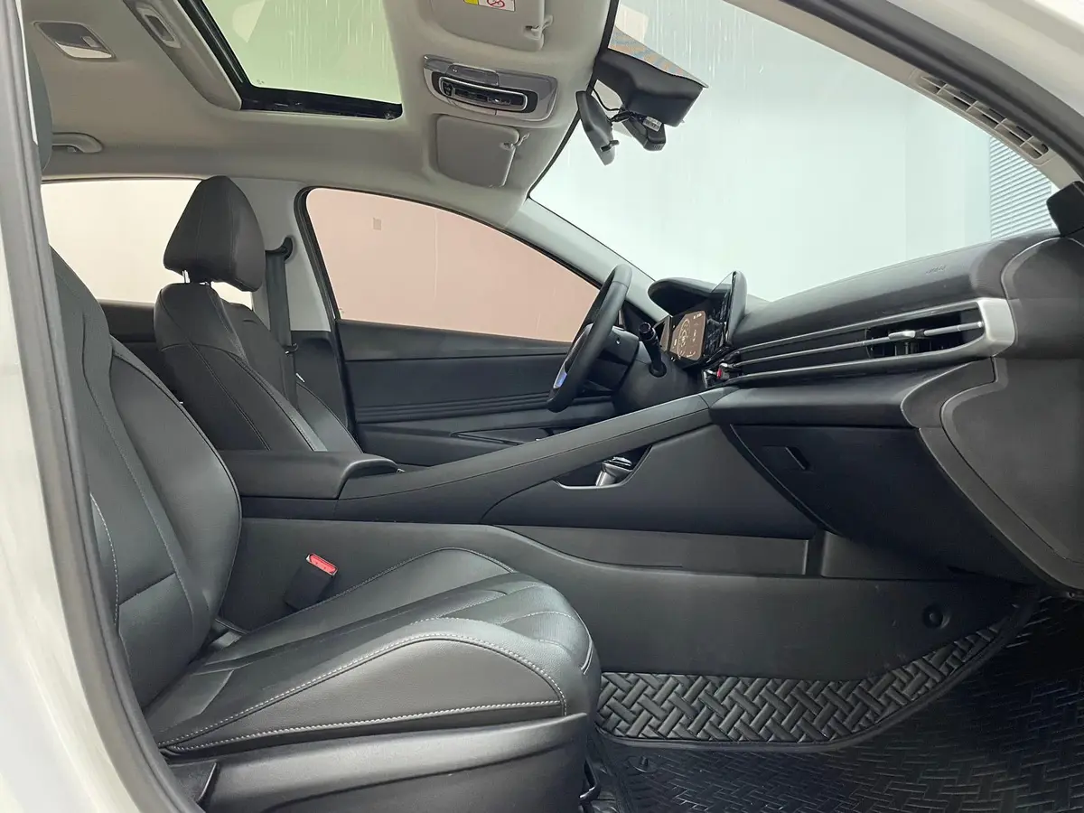 Hyundai Elantra, 2022 модельного года, 1.5L CVT LUX, комплектация «Люкс»