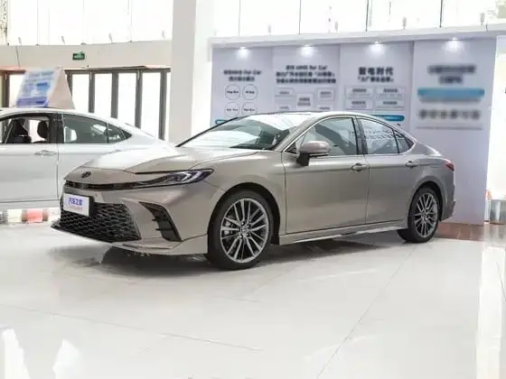 Camry 2026 2.0L Гибрид Лучезарный Передний привод