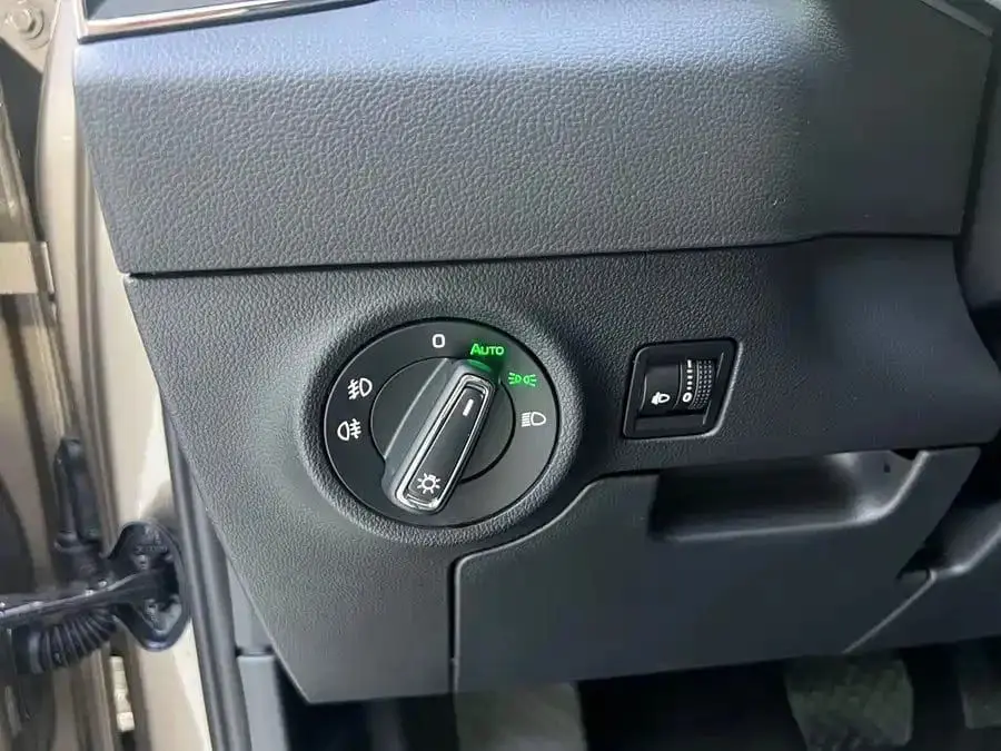Skoda Karoq 2022 TSI280 Prestige Edition 1.4T АКПП Передний привод