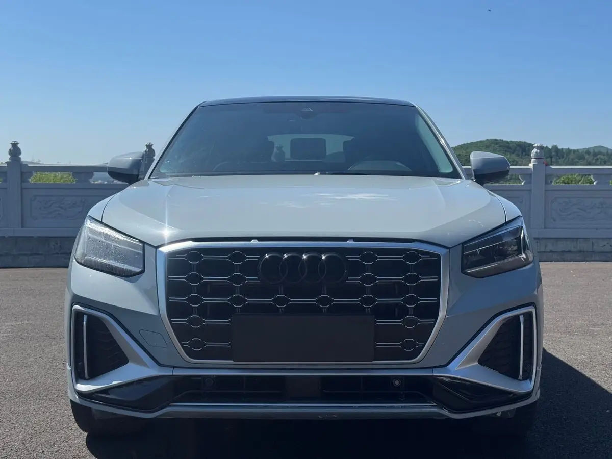 Audi Q2L 2022 модельного года, 35 TFSI, комплектация «Спортивная», экологический класс China VI
