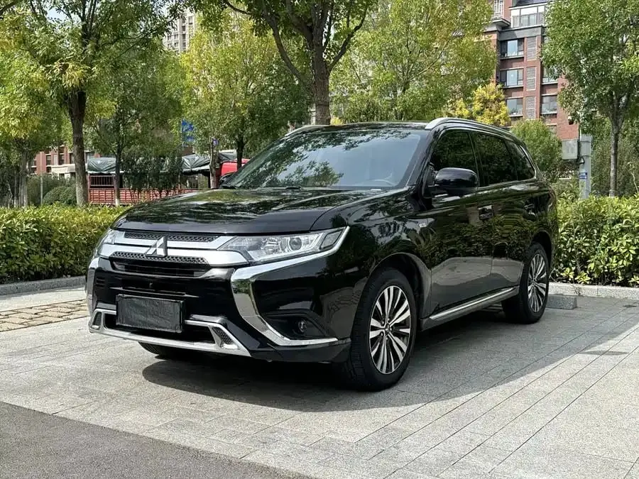 三菱欧蓝德 2021款 改款 2.0L 两驱畅行版 5座 2.0L 自动 前置前驱