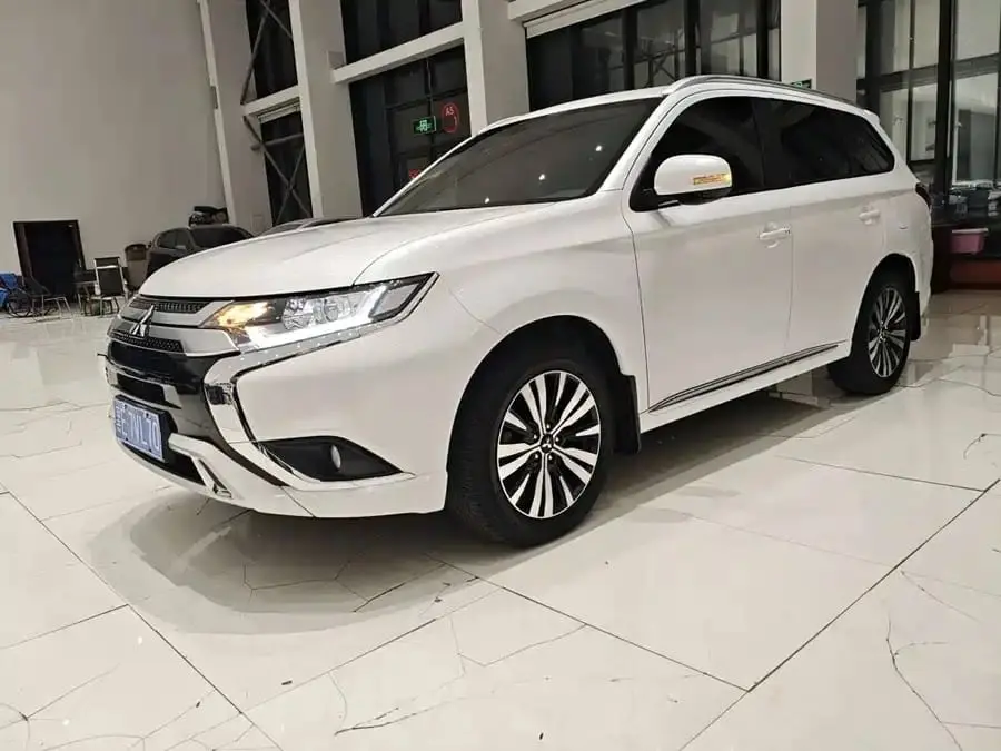 三菱欧蓝德 2021款 2.0L 两驱曜动版 5座 2.0L 自动 前置前驱