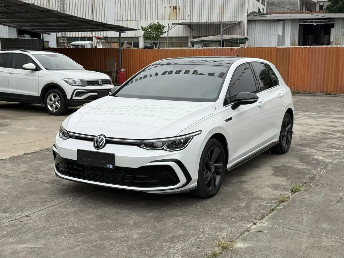 Volkswagen Golf, 2023 модельный год, комплектация R-Line, 1.4T, DCT (роботизированная КПП с двойным сцеплением), передний привод