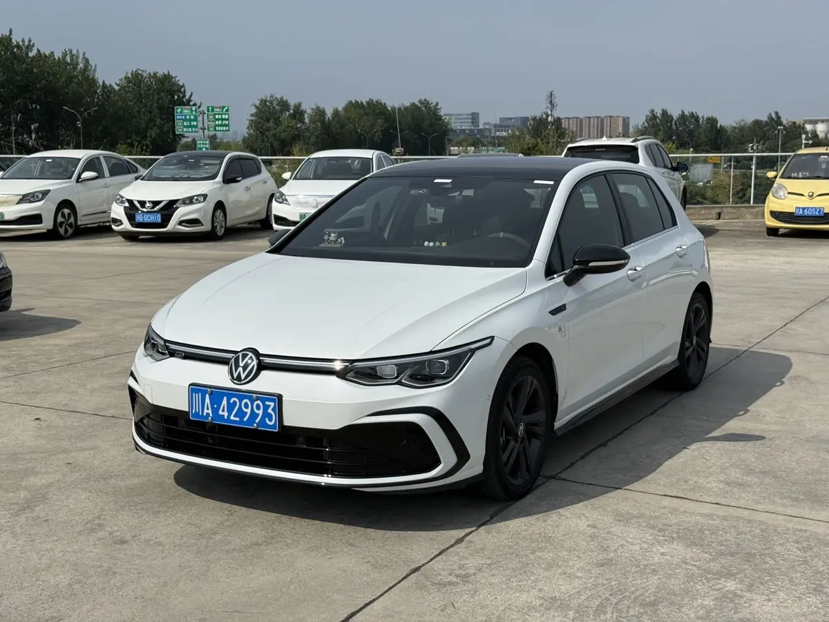 Volkswagen Golf, 2021 модельный год, комплектация R-Line, 1.4T, DCT (роботизированная КПП с двойным сцеплением), передний привод
