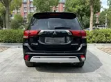 三菱欧蓝德 2021款 改款 2.0L 两驱畅行版 5座 2.0L 自动 前置前驱 6