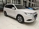 三菱欧蓝德 2021款 2.0L 两驱曜动版 5座 2.0L 自动 前置前驱 2