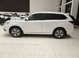 三菱欧蓝德 2021款 2.0L 两驱曜动版 5座 2.0L 自动 前置前驱 4