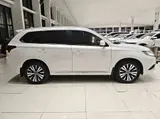 三菱欧蓝德 2021款 2.0L 两驱曜动版 5座 2.0L 自动 前置前驱 5
