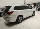 三菱欧蓝德 2021款 2.0L 两驱曜动版 5座 2.0L 自动 前置前驱 7