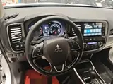 三菱欧蓝德 2021款 2.0L 两驱曜动版 5座 2.0L 自动 前置前驱 11